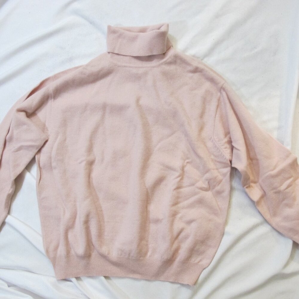Talbot’s pink cashmere long-sleeved turtleneck sweater. L